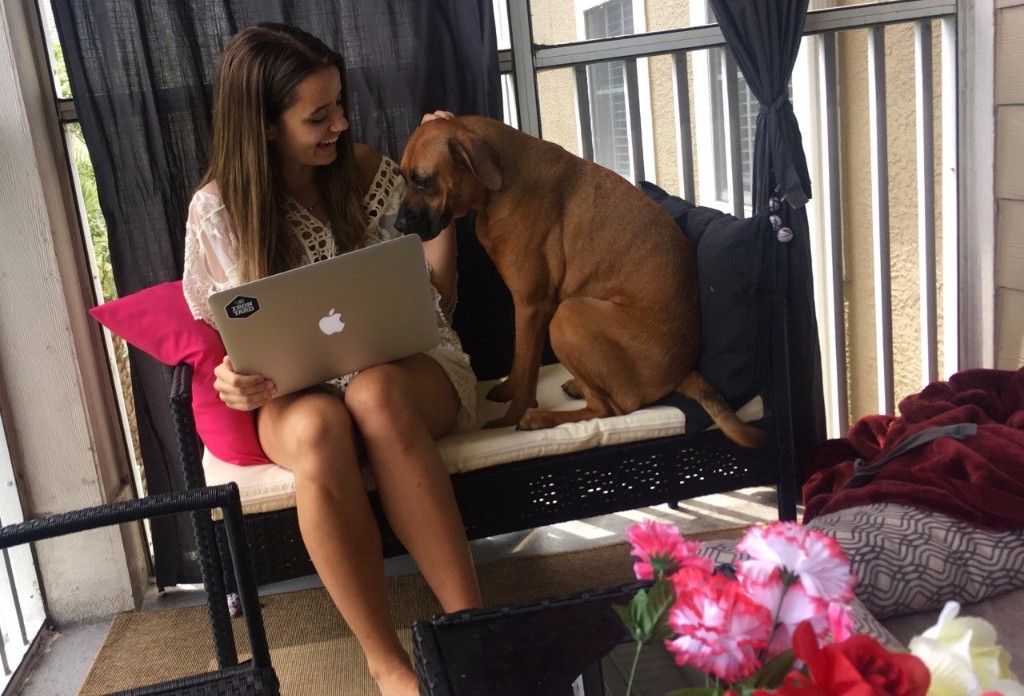 Lydia с собакой за ноутбуком