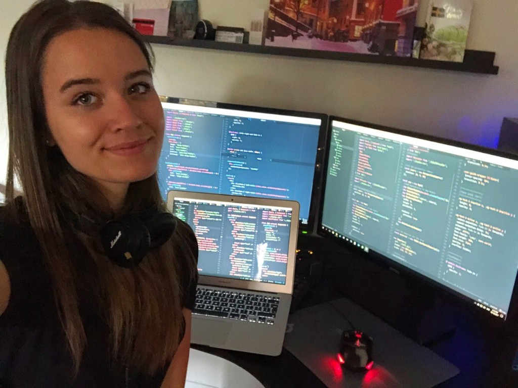 Lydia за тремя мониторами